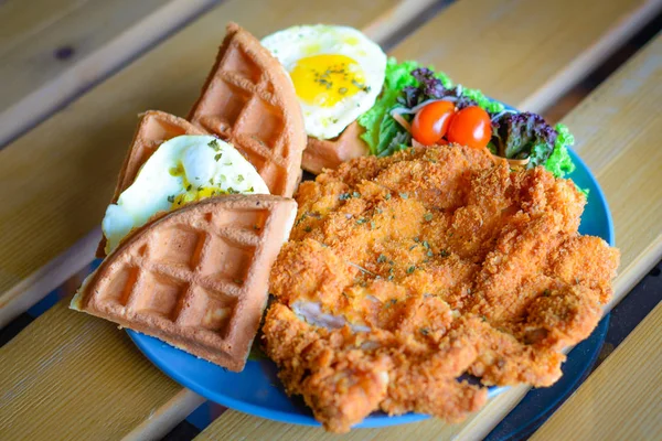 Kotlet Drobiowy Wafel Sunny Side Jajko Sałatka — Zdjęcie stockowe