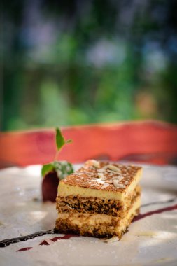 Tiramisu tatlı badem ile. çilek, çikolata sosu ve çilek sosu