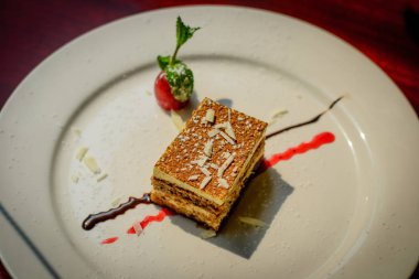 Tiramisu tatlı badem ile. çilek, çikolata sosu ve çilek sosu