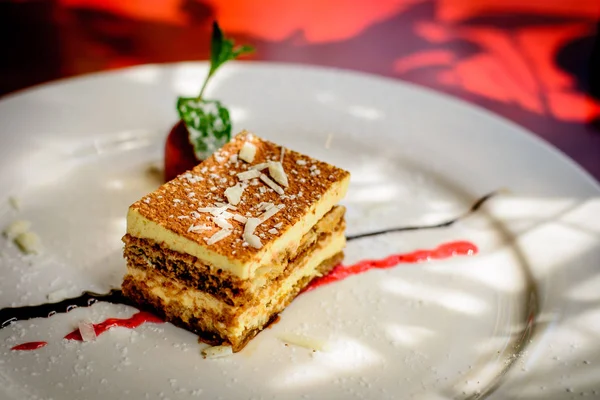 Tiramisu Dessert Mit Mandeln Erdbeere Schokoladensoße Und Erdbeersoße — Stockfoto