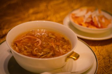 Krizantem kızarmış karışık rendelenmiş yılan et çorbası