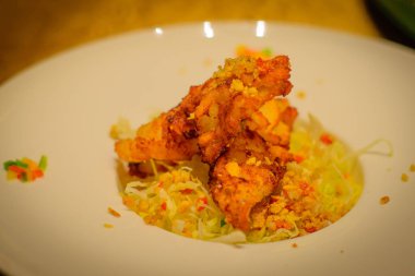 Kızarmış küçük sarı kurbağa balık tuz ve biber ile