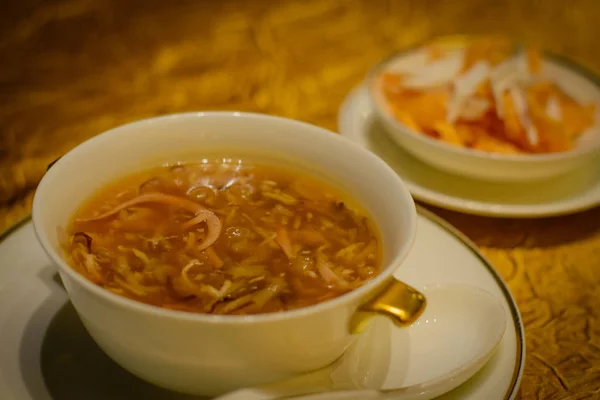 Krizantem kızarmış karışık rendelenmiş yılan et çorbası