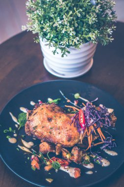 Tavuk Confit, Unpeeled patates küpleri, ev salatası