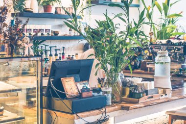 güzel Cafe masa oturma koltukları ve bitkiler ile