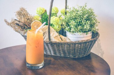 Ev yapımı limonlu çay uzun bardak limonlu dekorasyon olarak