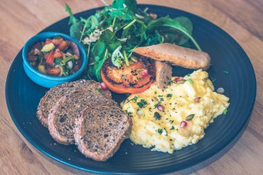 Büyüleyici büyük kirişleri tavuk Bratwurst sosis, yumurta omlet, balsamik sirke sos, ızgara domates, kızarmış ekmek ile salata