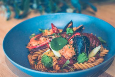 Tom Yum Fusilli, karides, Bebek tarak, siyah midye, sarımsak ve kişniş yaprakları, büyüleyici Tom Yum kırmızı Bankası 