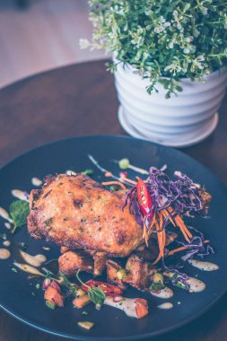 Tavuk Confit, Unpeeled patates küpleri, ev salatası