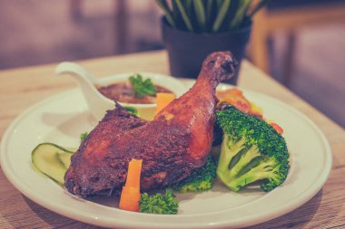 Rosemary tavuk patates püresi ve brocoli ile