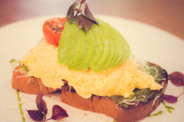 Sahanda yumurta, avokado, ev yapımı pesto, Közlenmiş Domates, grana padano peynirli ev yapımı börek