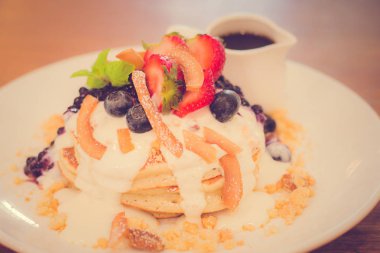 yaban mersini kompostosu, taze muz ve şanti Yunan yoghur Hindistan cevizi un krep