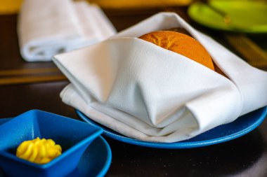 ekmek ve tereyağı ince bir yemek restoranda servis 