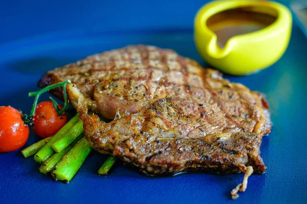 Australian Chilled Black Angus Beef Ribeye Servido Com Cogumelos Portobello — Fotografia de Stock