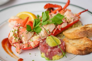 Deniz ürünleri çeşnicibaşı Tuna Tartar, ıstakoz salatası, Jumbo Karides Sala
