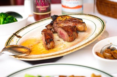 USDA Prime Petit Filet Mignon ile sotelenmiş soğan ve broccolli