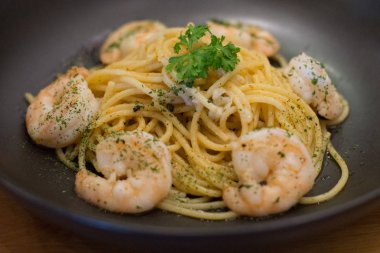 Spagetti aglio olio karides ve sarımsak ve bitki ile