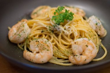 Spagetti aglio olio karides ve sarımsak ve bitki ile