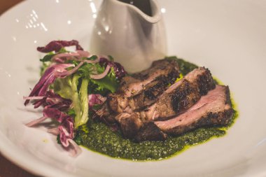 Kuzu bacak yavaş Kavrulmuş, biberiye, sarımsak, salsa verd