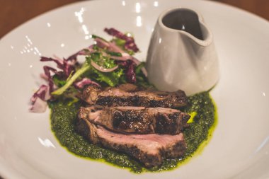 Kuzu bacak yavaş Kavrulmuş, biberiye, sarımsak, salsa verd