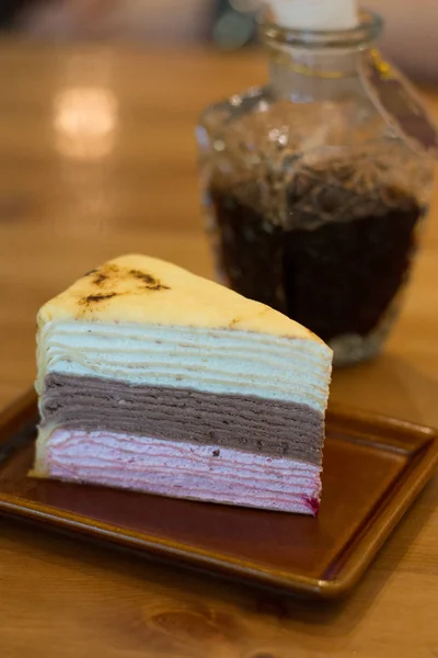 Mille Crepe Kuchen Auf Einem Kleinen Teller Mit Kaffee Einer — Stockfoto