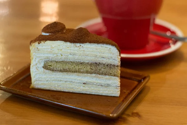 Mille Crepe Kuchen Auf Einem Kleinen Teller Mit Kaffee Einer — Stockfoto
