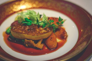 Kurutulmuş kaz Portekizce sarap soslu incir ve girolle ile karaciğer