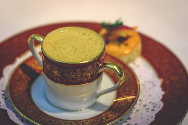 Zeytin, domates ve otlar ile kavrulmuş somon