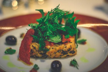 Zeytin, domates ve otlar ile kavrulmuş somon