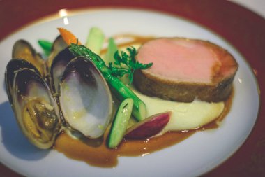 İstiridye ve kuşkonmaz ile kavrulmuş siyah domuz