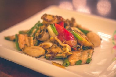 Dalian Abalone bir lezzetli, hafif baharatlı sauc tavada kızartılmış taze deniz ürünleri ile eşleştirilmiş uzun fasulye gevrek uzun fasulye ile