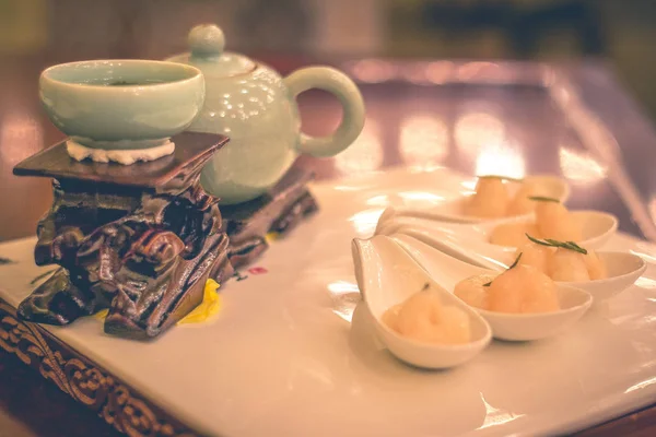 龍井緑茶ソースと新鮮な海老フライ — ストック写真