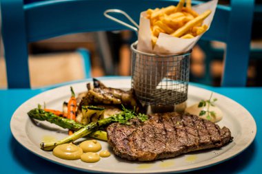 200 gün çim beslenen Avustralya Angus ızgara sebze ve patates kızartması