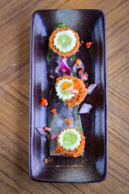 salatalığın üzerinde en iyi ve tatlı ve ekşi sos ile kızartılmış yengeç kek