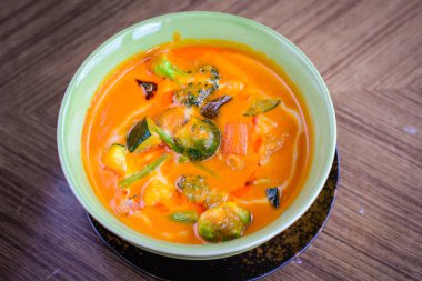 Tom yum çorba, sebze ile deniz ürünleri ve karides