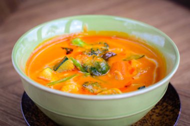 Tom yum çorba, sebze ile deniz ürünleri ve karides