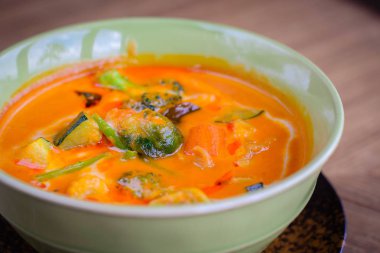 Tom yum çorba, sebze ile deniz ürünleri ve karides