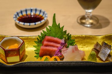 sake ve ton balığı ve deniz kestanesi uni sashimi çiğ balık kursla