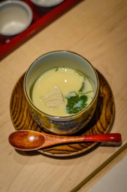 Haşlanmış yumurta beyaz balık ve gingko fındık ile Chawanmushi
