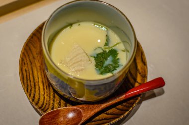 Haşlanmış yumurta beyaz balık ve gingko fındık ile Chawanmushi