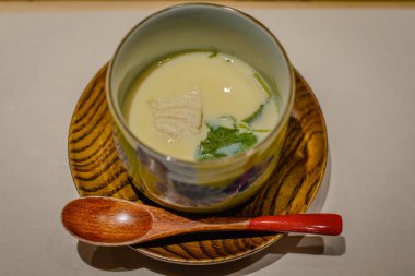 Haşlanmış yumurta beyaz balık ve gingko fındık ile Chawanmushi