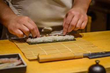 Çiğ balık sashimi için kesme ve suşi yapmak Japon Şef