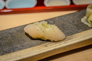 suşi pirinç bir tabakta çiğ balık