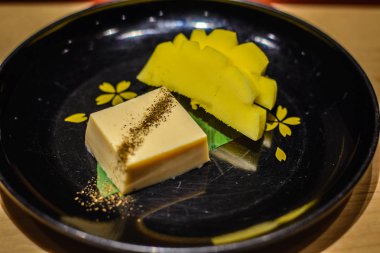 puding krema tarçın ve Japon mango ile