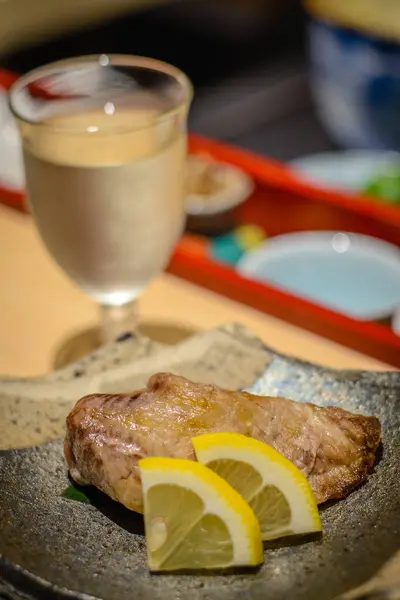 Peixe Grelhado Com Fatias Limão Apresentado Uma Bandeja — Fotografia de Stock