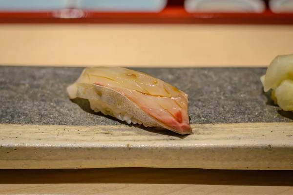 Σούσι Ωμό Ψάρι Για Ρύζι Που Εξυπηρετείται Ένα Πιάτο — Φωτογραφία Αρχείου