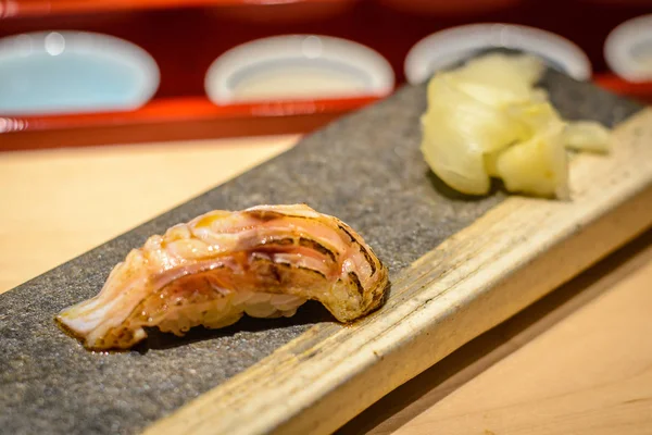 皿の上のご飯に生の魚を寿司 — ストック写真