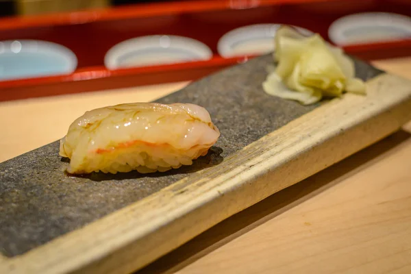 皿の上のご飯に生の魚を寿司 — ストック写真