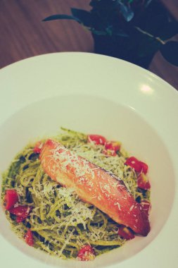 Fesleğen, sarımsak ve dolmalık fıstık pesto sos karışık makarna ile attı