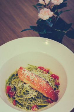 Fesleğen, sarımsak ve dolmalık fıstık pesto sos karışık makarna ile attı